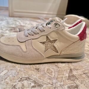 FREE SHIPPING. Vintage Havana White Sneakers size 8.5 pink and silver accents.